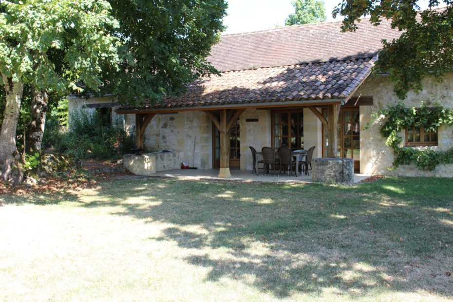 Entrée et terrasse Roseraie 1